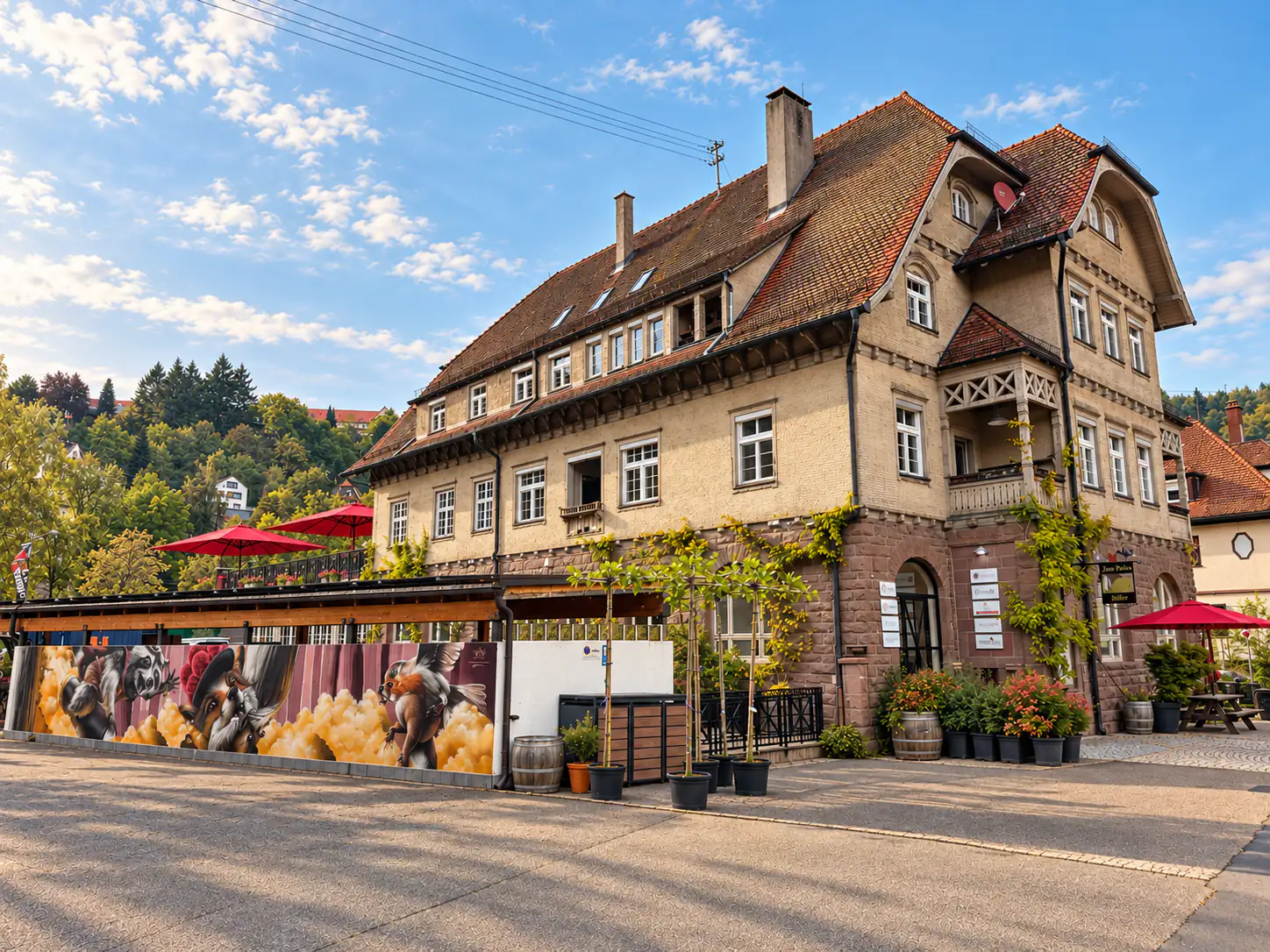 Die Alte Post in Neuenbürg im Nordschwarzwald, Sitz des Black Forest Coworking Club, mit Terrasse und roten Sonnenschirmen