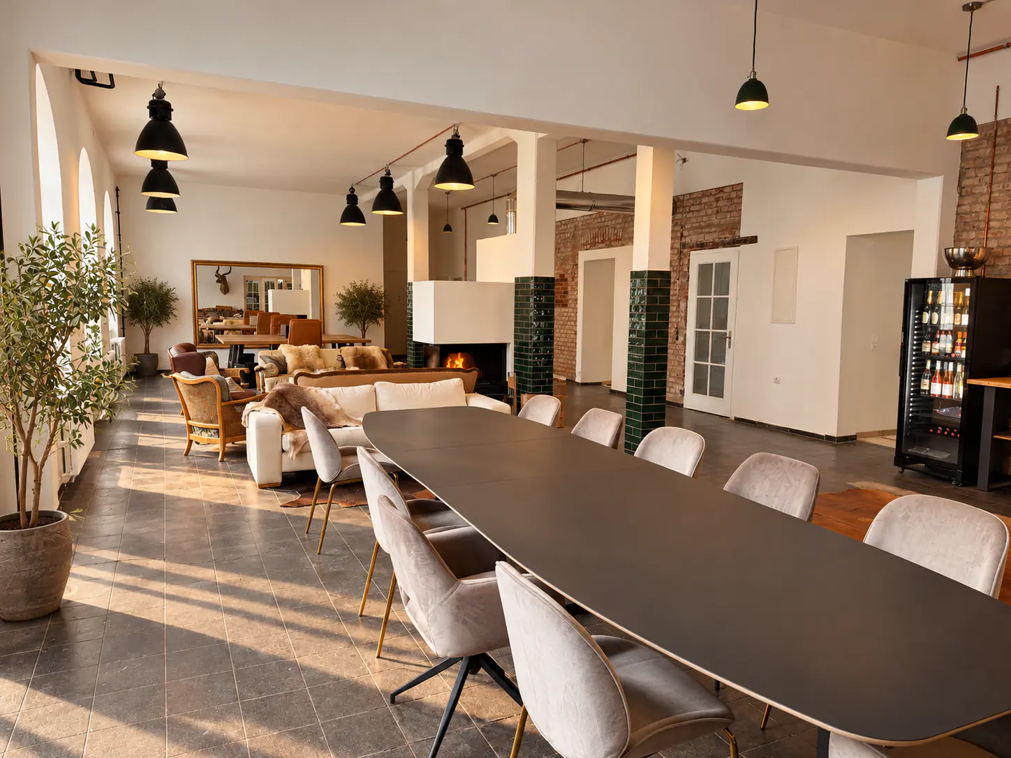 Das Headquarter des Black Forest Coworking Club: langer Arbeitstisch, Sofas am Kamin und Bar unter hohen Decken
