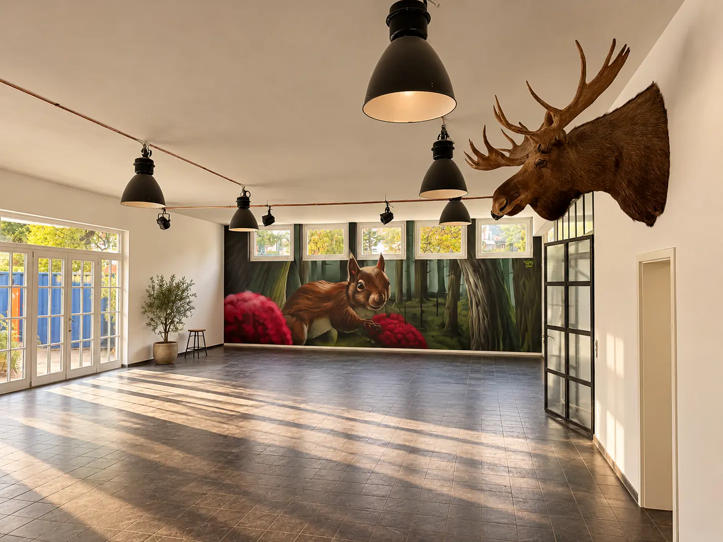 Eventhalle mit großem Waldwandbild und Elchkopf an der Wand